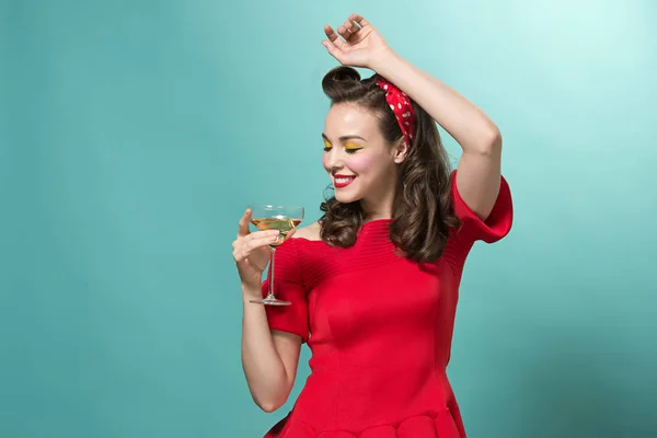 Hermosa mujer joven con pinup maquillaje y peinado. Estudio sobre fondo blanco —  Fotos de Stock