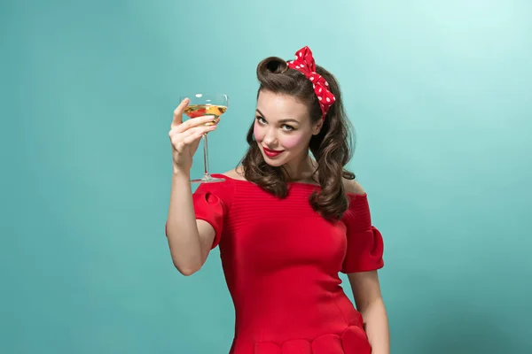 Hermosa mujer joven con pinup maquillaje y peinado. Estudio sobre fondo blanco — Foto de Stock