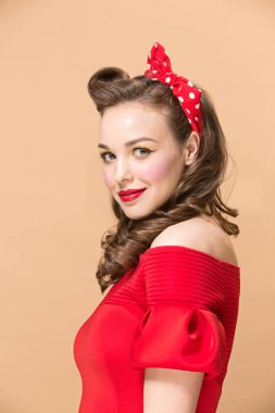 Pin-up makyaj ve saç stüdyosu olan güzel kadın. Mutlu, gülümseyen ve güzel kadın beyaz model retro veya vintage tarzı. Pinup kavramı. İnsan duyguları ve yüz ifadeleri