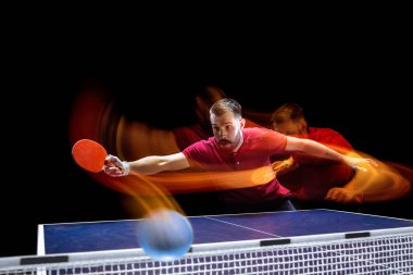 Hizmet veren masa tenis oyuncusu