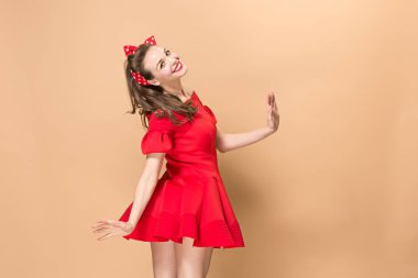 Güzel genç kadın pinup makyaj ve saç modeli ile. Pastel arka plan üzerinde atış stüdyo