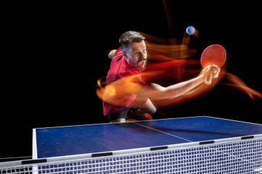 Hizmet veren masa tenis oyuncusu