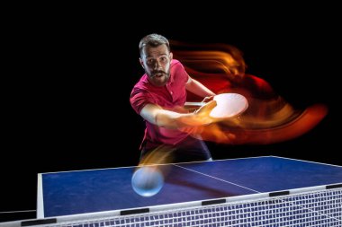 Hizmet veren masa tenis oyuncusu