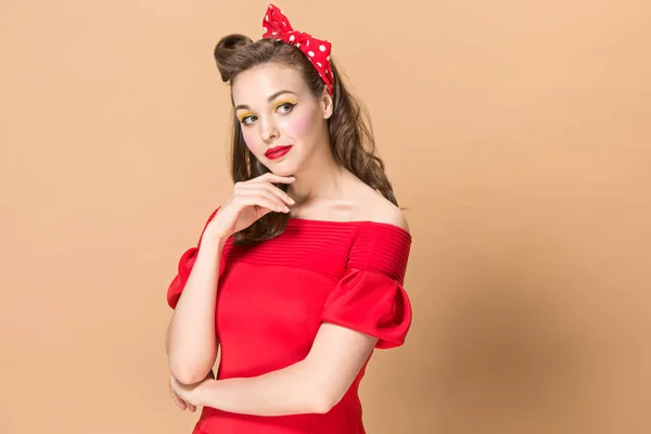 Mooie jonge vrouw met pinup make-up en kapsel. Studio opname op pastel achtergrond — Stockfoto