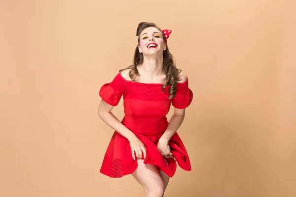 Hermosa mujer joven con pinup maquillaje y peinado. Estudio sobre fondo pastel — Foto de Stock