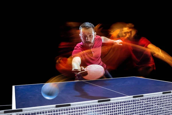 El jugador de tenis de mesa que sirve — Foto de Stock