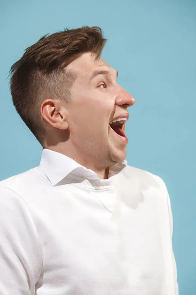 O homem de negócios feliz de pé e sorrindo contra o fundo do estúdio . — Fotografia de Stock