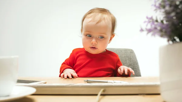 Enfant heureux bébé fille tout-petit assis avec clavier d'ordinateur isolé sur un fond blanc — Photo