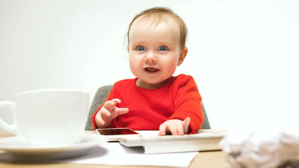 Primeiro Sms Criança Menina Sentada Com Teclado Computador Moderno Laptop — Fotografia de Stock