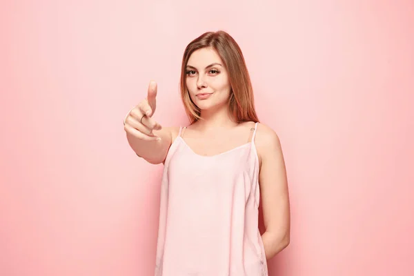 La mujer feliz te señala y te quiere, retrato de primer plano de media longitud sobre fondo rosa . — Foto de Stock