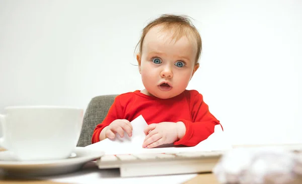 Enfant heureux bébé fille tout-petit assis avec clavier d'ordinateur isolé sur un fond blanc — Photo