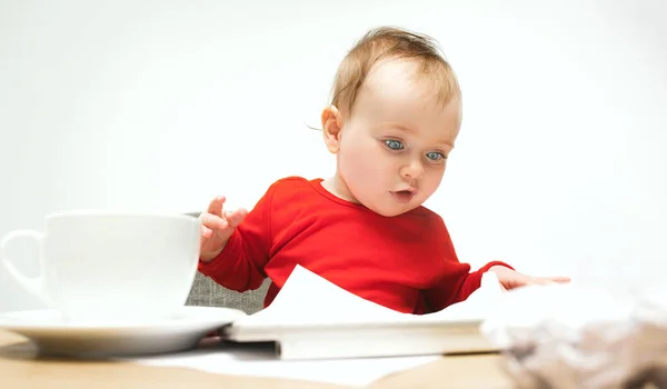 Lyckligt barn baby flicka småbarn sitter med tangentbordet på datorn isolerad på en vit bakgrund — Stockfoto