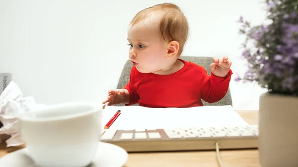 Bayi perempuan bahagia balita duduk dengan keyboard komputer terisolasi pada latar belakang putih — Stok Foto