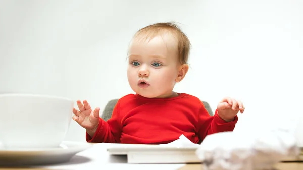 Criança feliz bebê menina criança sentada com teclado de computador isolado em um fundo branco — Fotografia de Stock