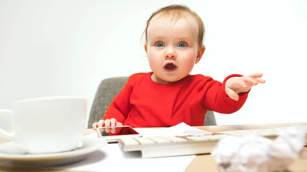 Enfant heureux bébé fille tout-petit assis avec clavier d'ordinateur isolé sur un fond blanc — Photo