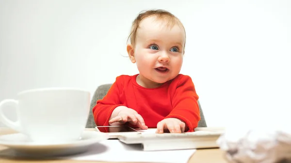 Enfant heureux bébé fille tout-petit assis avec clavier d'ordinateur isolé sur un fond blanc — Photo