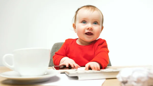 Niño feliz niña niño sentado con el teclado de la computadora aislado sobre un fondo blanco — Foto de Stock
