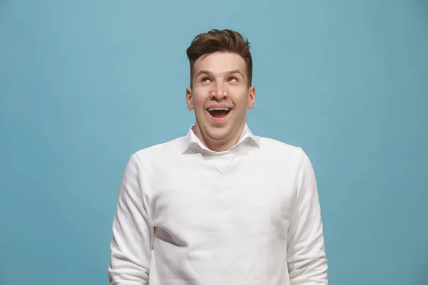 O homem de negócios feliz de pé e sorrindo contra o fundo do estúdio . — Fotografia de Stock