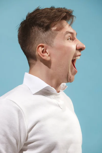 Isoliert auf rosa jungen lässigen Mann schreit im Studio — Stockfoto