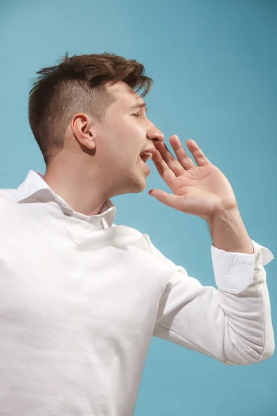 Aislado en rosa joven casual hombre gritando en el estudio — Foto de Stock