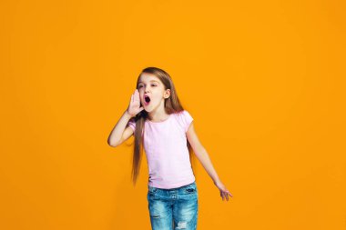 Turuncu genç sıradan genç kız stüdyoda bağırarak izole