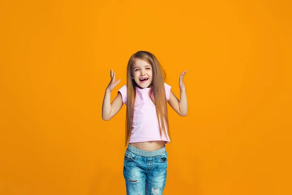 Hermosa chica adolescente mirando sorprendido — Foto de Stock