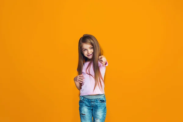 Ευτυχής έφηβος κορίτσι δείχνει σε εσάς, μισού μήκους closeup πορτραίτο σε πορτοκαλί φόντο. — Φωτογραφία Αρχείου