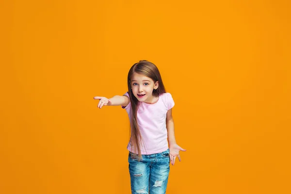 Wunderschönes Frauenporträt auf Studiohintergrund. das junge emotionale Teenie-Mädchen — Stockfoto