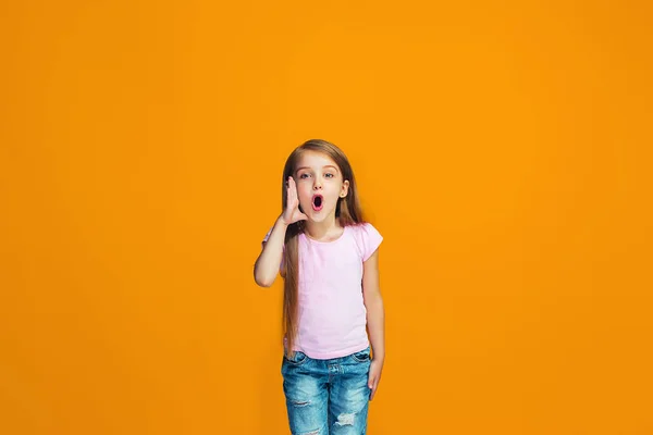 Isolerade på orange casual tonåring flicka skriker på studio — Stockfoto