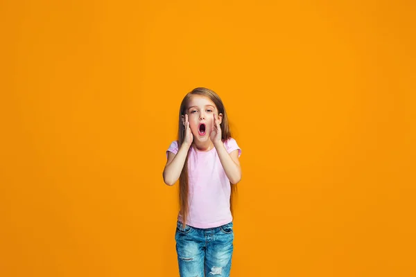 Απομονωμένα σε πορτοκαλί νέοι casual κορίτσι έφηβος φωνάζοντας στο studio — Φωτογραφία Αρχείου