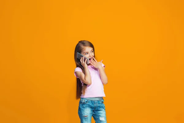 The happy teen girl standing and smiling with phone — Stock Photo, Image