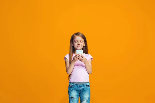 L'adolescente heureuse debout et souriant avec le téléphone — Photo