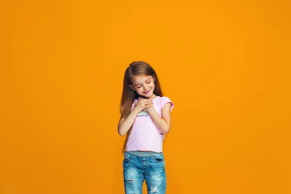 La chica adolescente feliz de pie y sonriendo con el teléfono —  Fotos de Stock
