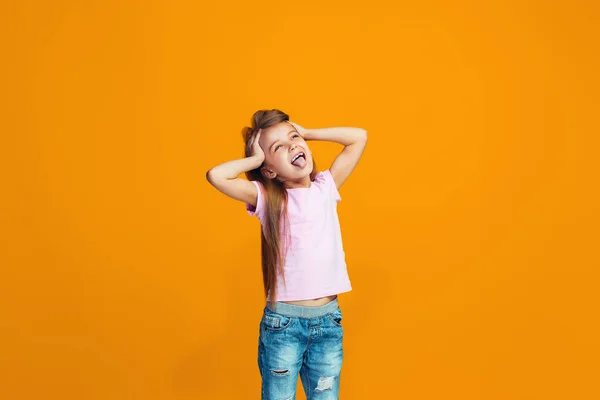 Das schielende Teenie-Mädchen mit seltsamem Gesichtsausdruck — Stockfoto