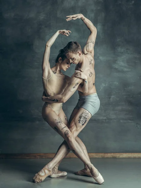 Οι νέοι σύγχρονου μπαλέτου χορευτές ποζάρει στο γκρίζο φόντο στούντιο — Φωτογραφία Αρχείου