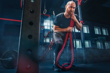 Savaş ip savaş ipleri egzersiz fitness salonunda erkeklerle. CrossFit.