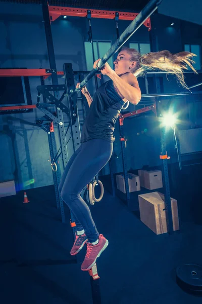 Concepto: poder, fuerza, estilo de vida saludable, deporte. Potente mujer muscular atractiva en el gimnasio CrossFit — Foto de Stock