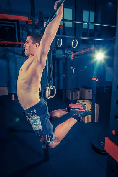 Koncepció: erő, erő, egészséges életmód, sport. Erőteljes vonzó izmos férfi CrossFit tornaterem — Stock Fotó