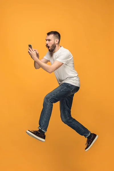 점프 하는 동안 selfie를 복용 하는 잘생긴 젊은 남자의 전체 길이 — 스톡 사진