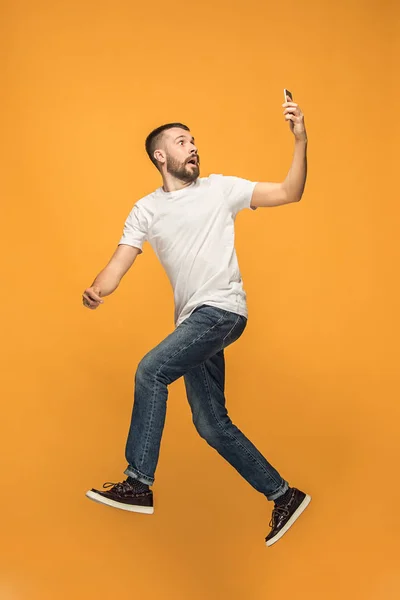 Pełna długość przystojny młody mężczyzna biorąc selfie podczas skoków — Zdjęcie stockowe