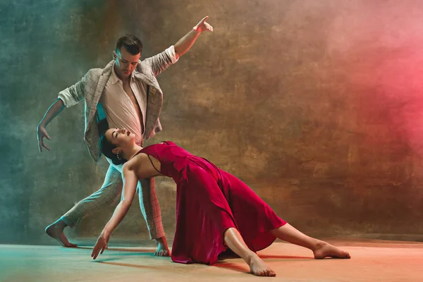 Flexible joven pareja de danza moderna posando en el estudio . —  Fotos de Stock
