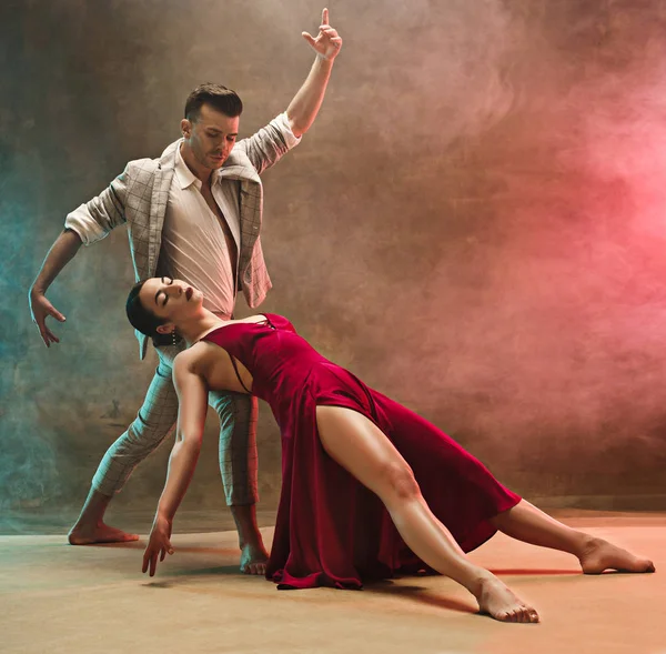 Flexível jovem casal dança moderna posando em estúdio . — Fotografia de Stock