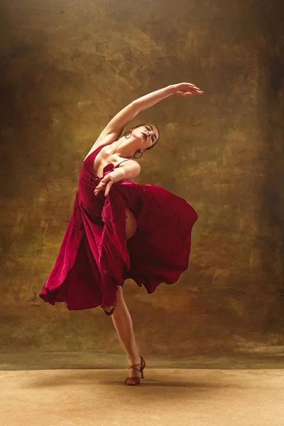 Young ballet dancer - Harmonious pretty woman with tutu posing in studio - — Stock Photo, Image
