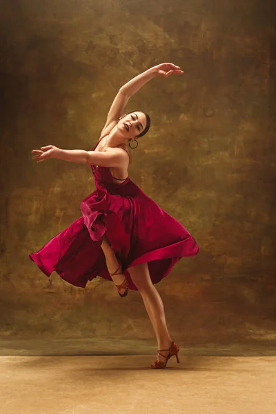 Jeune danseuse de ballet - Jolie femme harmonieuse avec tutu posant en studio  - — Photo