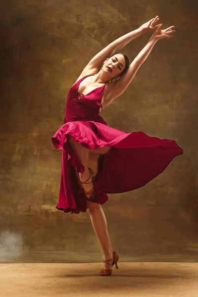 Молода балетна танцівниця - гармонійно красива жінка з позуванням в майстерні  - — стокове фото