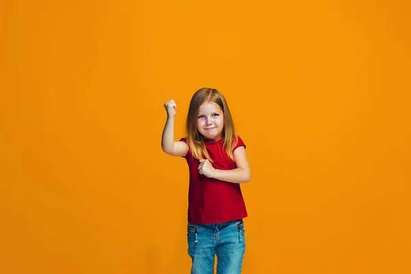 Πορτρέτο του θυμωμένος έφηβος κορίτσι σε φόντο πορτοκαλί στούντιο — Φωτογραφία Αρχείου