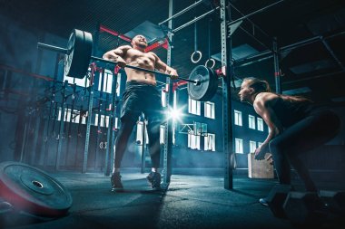 Genç adam bir spor salonunda egzersiz Barbell kaldırma uygun