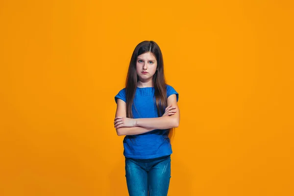 Unga allvarliga omtänksamt tonåring flicka. Tvekan koncept. — Stockfoto