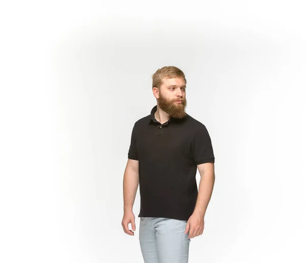 Nahaufnahme des Körpers junger Männer in leerem schwarzen T-Shirt isoliert auf weißem Hintergrund. Attrappe für Disign-Konzept — Stockfoto
