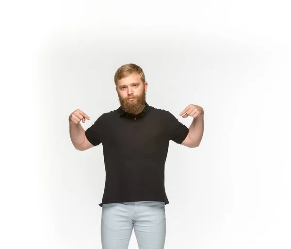 Fechar o corpo de jovens homens em t-shirt preta vazia isolada sobre fundo branco. Preparem-se para o conceito de disign — Fotografia de Stock